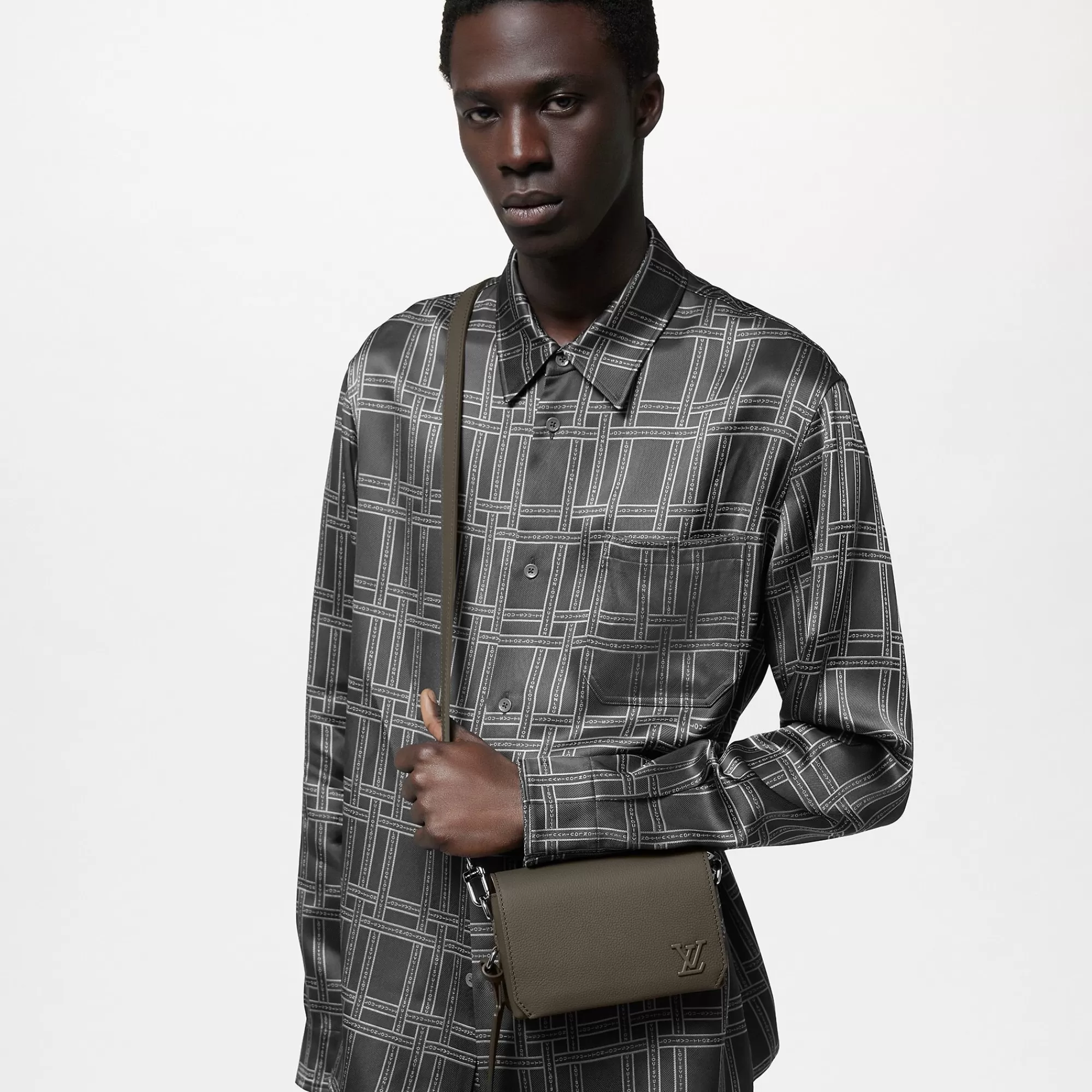 Store Louis Vuitton Fastline Wearable Wallet